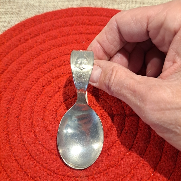 Wm Rogers & Son AA Peter Rabbit Baby Spoon Curved Looped Handle 4 Leaf Clover - Picture 6 of 8